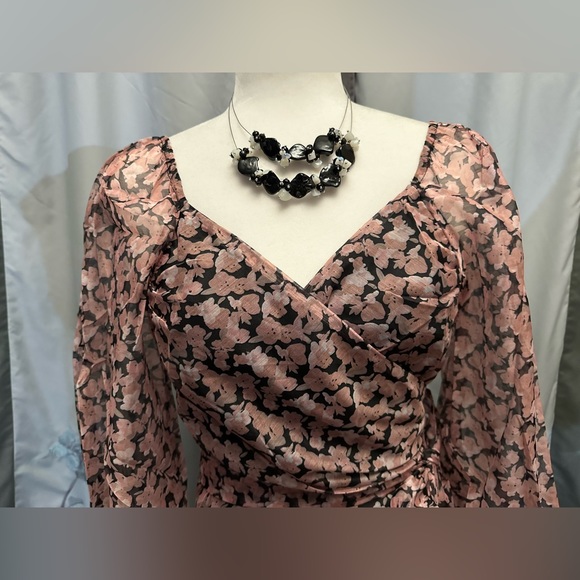 👗Lulu’s - Pretty Little Flower Black Floral Print Organza Wrap Crop Top, size M - Picture 2 of 8